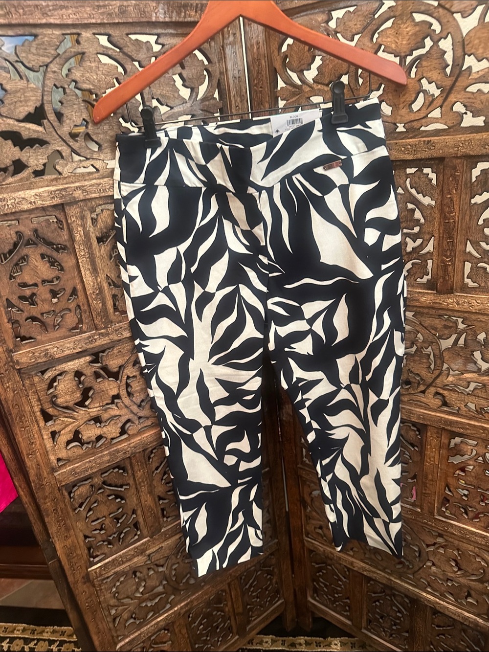 INC International Concepts Black and White Abstract Print Capris Size 8